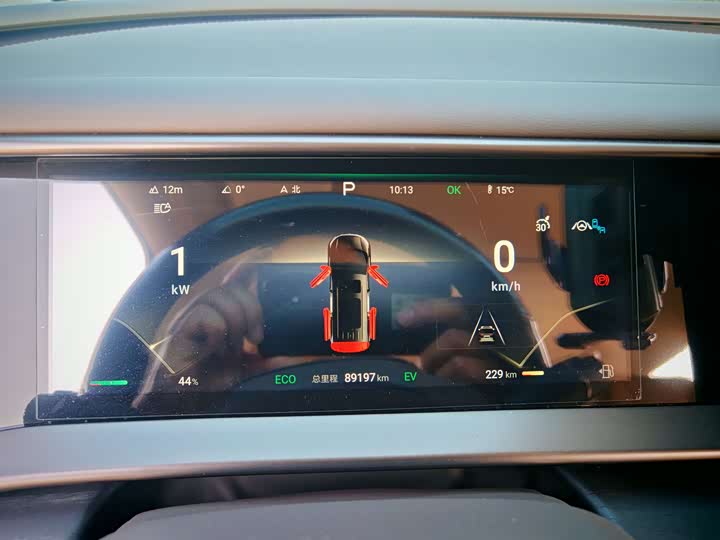 Фото 18 - Denza D9