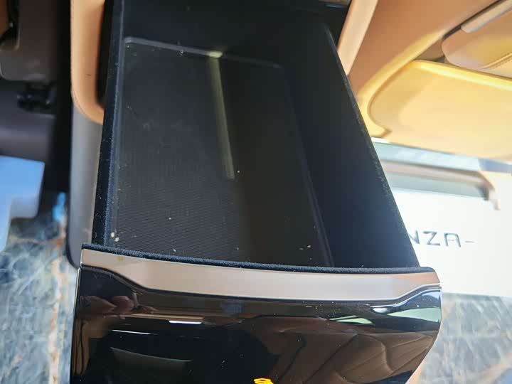 Фото 21 - Denza D9