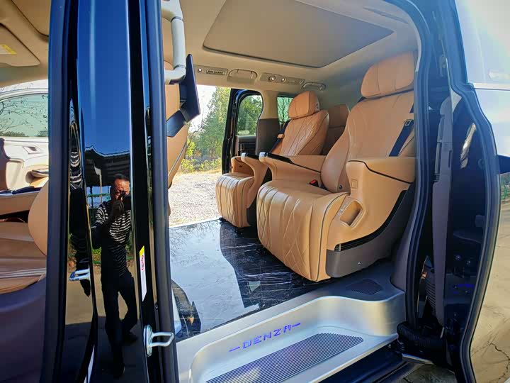 Фото 8 - Denza D9