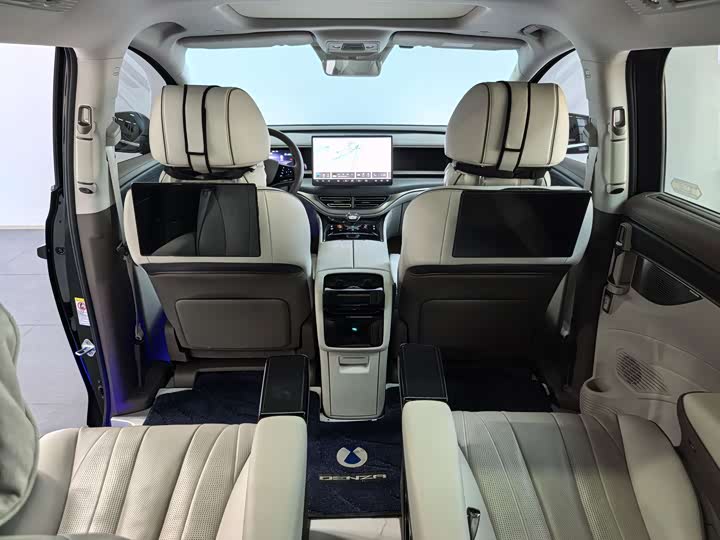 Фото 11 - Denza D9