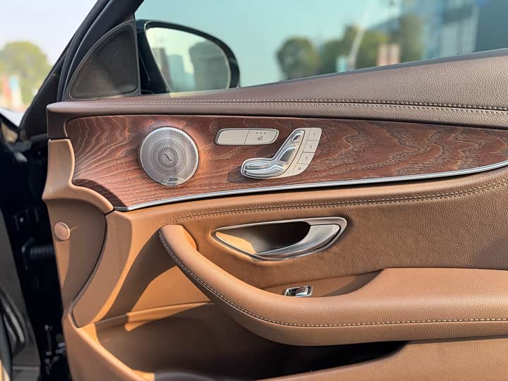 Фото 10 - Mercedes-Benz E-Class