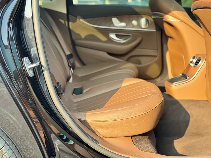 Фото 12 - Mercedes-Benz E-Class