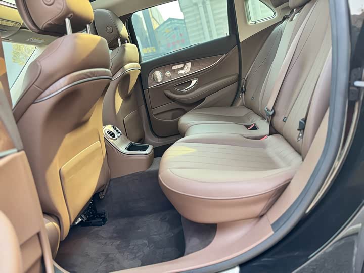 Фото 14 - Mercedes-Benz E-Class