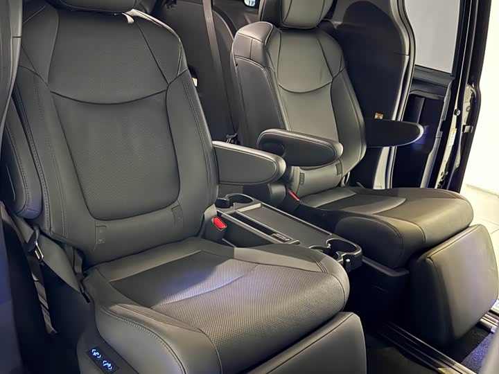 Фото 10 - Toyota Sienna