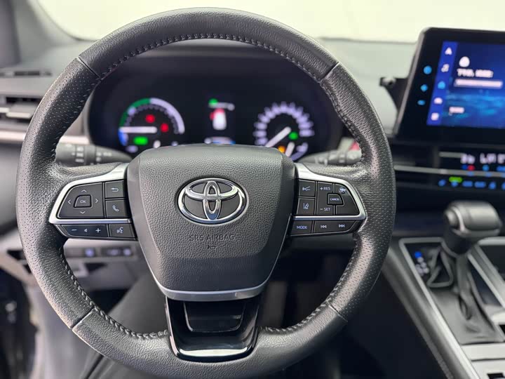 Фото 8 - Toyota Sienna