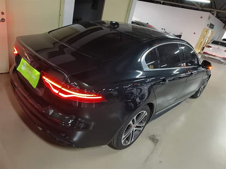 Фото 7 - Jaguar XE L