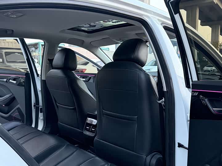 Фото 11 - Roewe i5