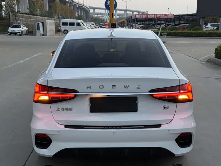 Фото 8 - Roewe i5
