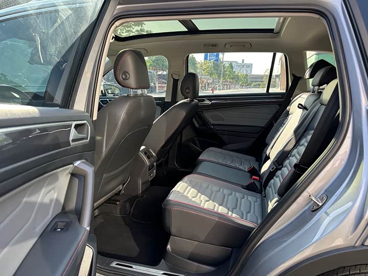 Фото 8 - Volkswagen Tiguan L Pro