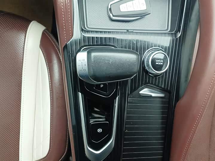 Фото 16 - Geely Monjaro