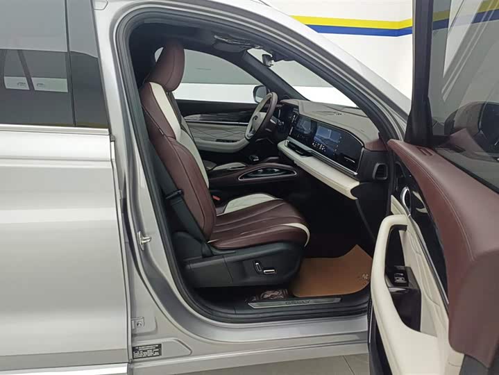 Фото 8 - Geely Monjaro