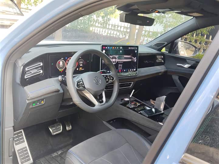 Фото 10 - Volkswagen Tiguan L Pro