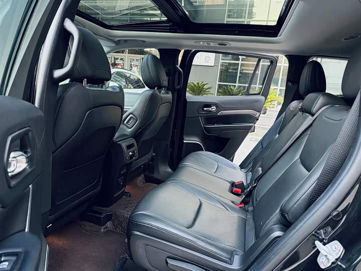 Фото 12 - Jeep Grand Commander