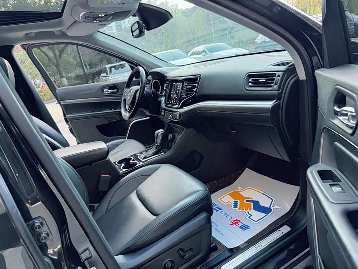 Фото 14 - Jeep Grand Commander