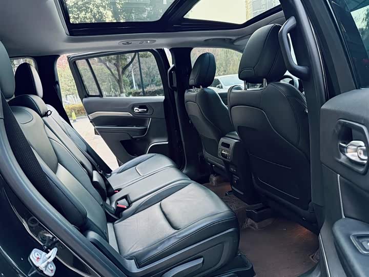 Фото 15 - Jeep Grand Commander