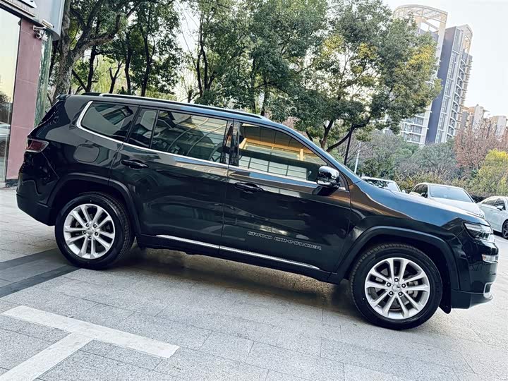 Фото 2 - Jeep Grand Commander