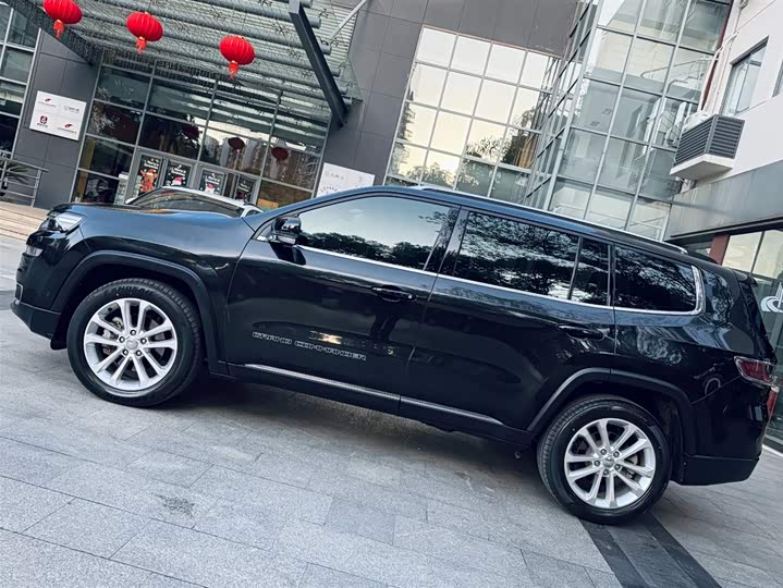 Фото 8 - Jeep Grand Commander