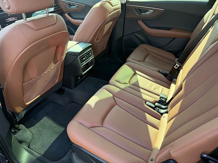 Фото 13 - Audi Q7