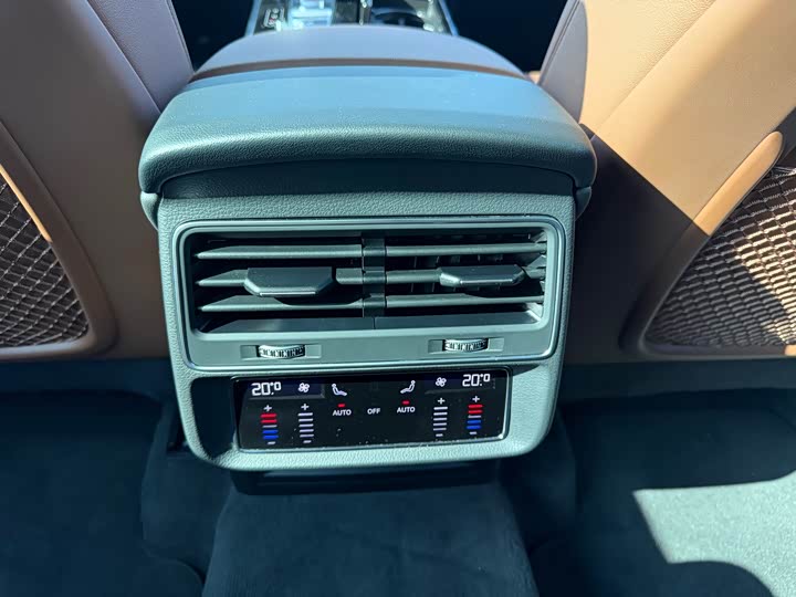 Фото 18 - Audi Q7