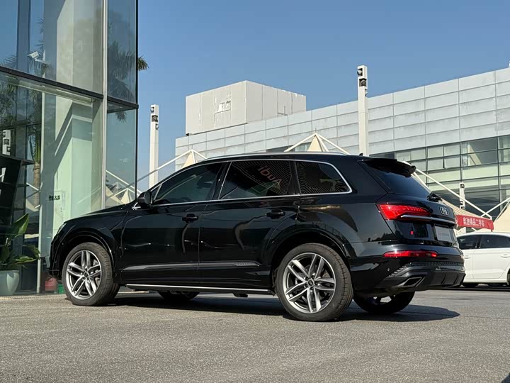 Фото 28 - Audi Q7