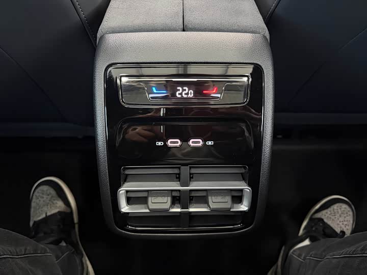 Фото 20 - Volkswagen Tiguan L Pro