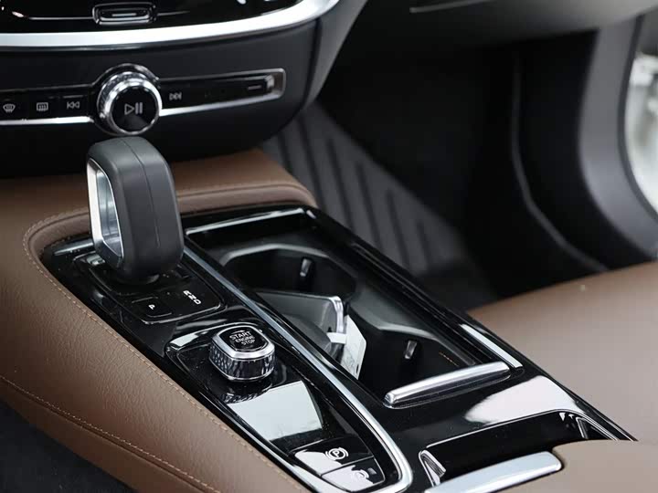 Фото 10 - Volvo S60 Hybrid