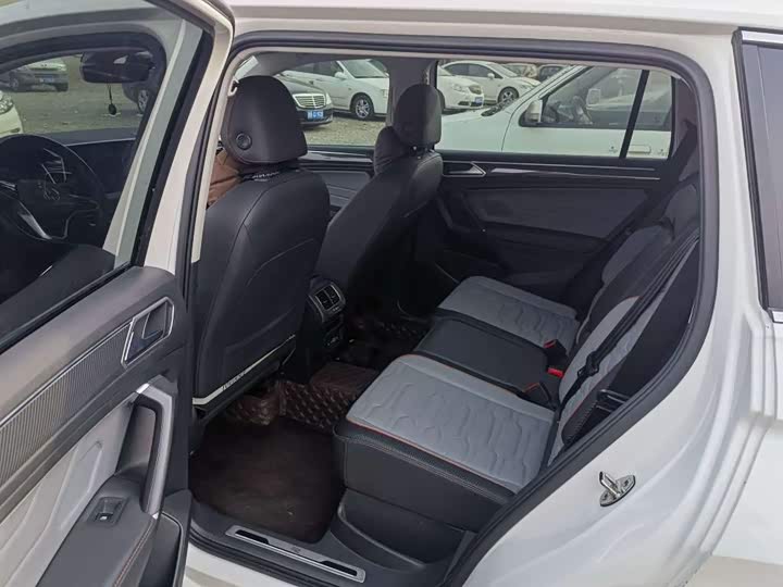 Фото 8 - Volkswagen Tiguan L Pro