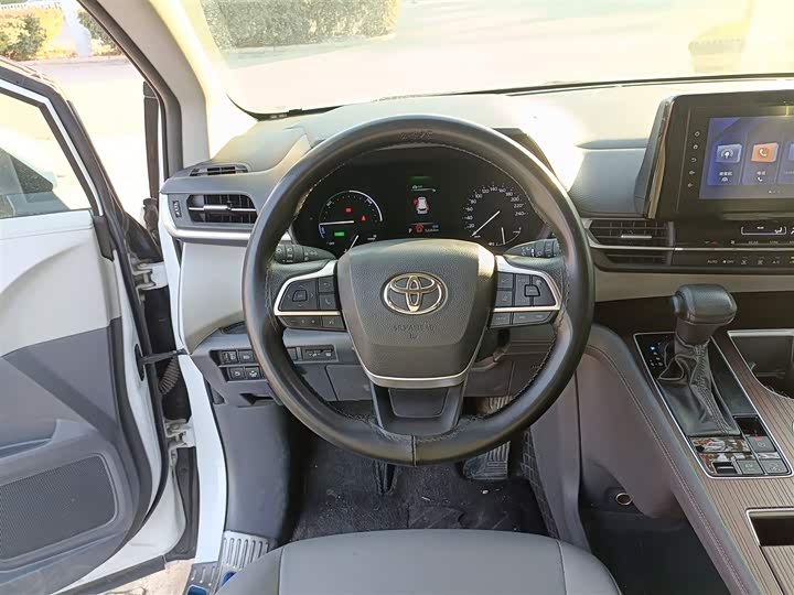 Фото 11 - Toyota Granvia