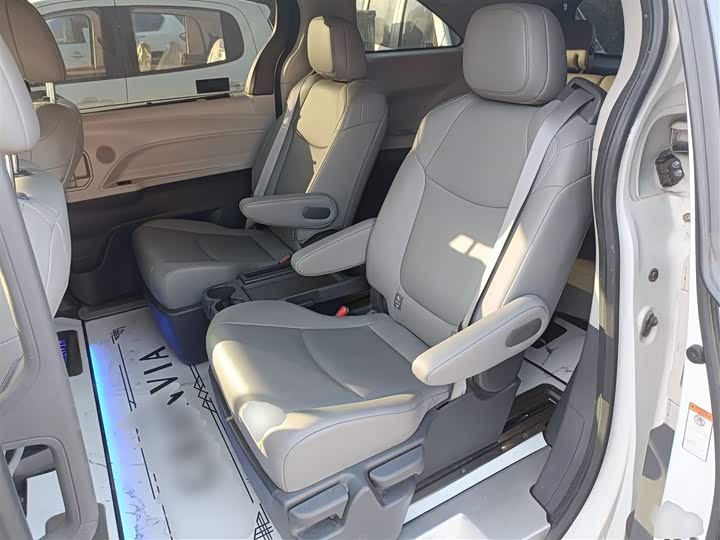 Фото 16 - Toyota Granvia