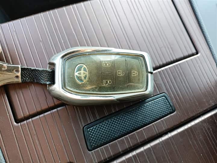 Фото 9 - Toyota Granvia