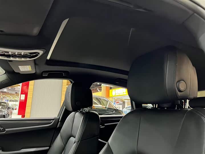 Фото 14 - Porsche Macan