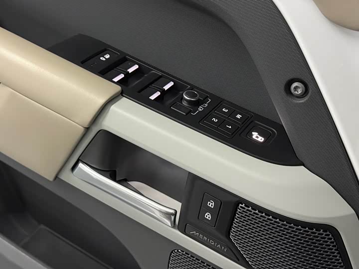 Фото 24 - Land Rover Defender