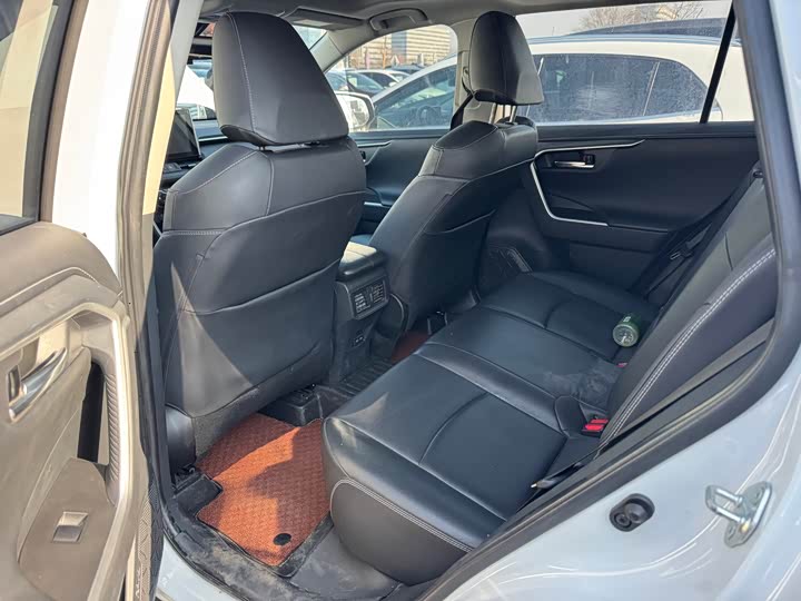 Фото 10 - Toyota RAV4