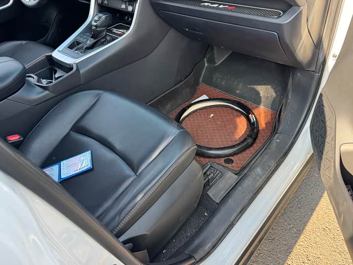 Фото 13 - Toyota RAV4