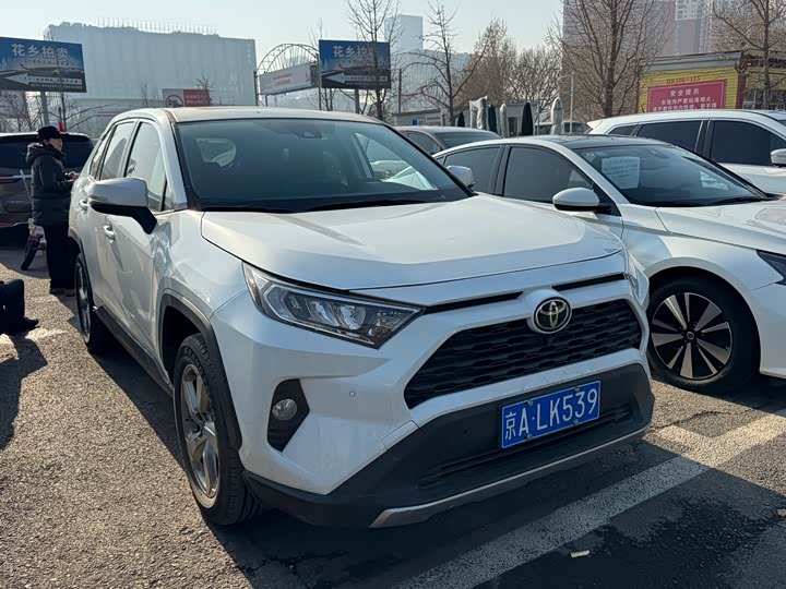 Фото 2 - Toyota RAV4