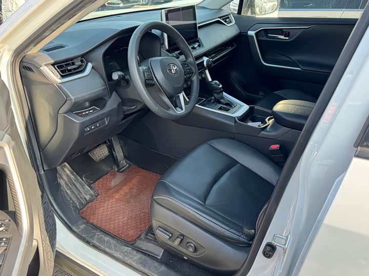 Фото 3 - Toyota RAV4