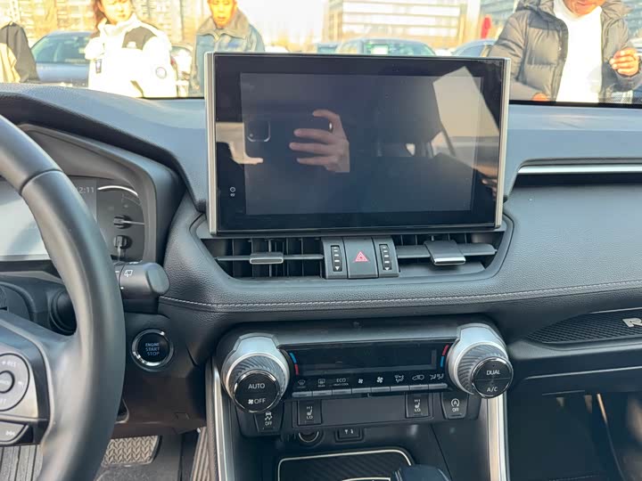 Фото 8 - Toyota RAV4