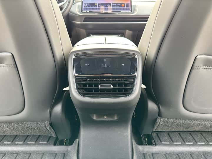 Фото 12 - Changan Deepal SL03