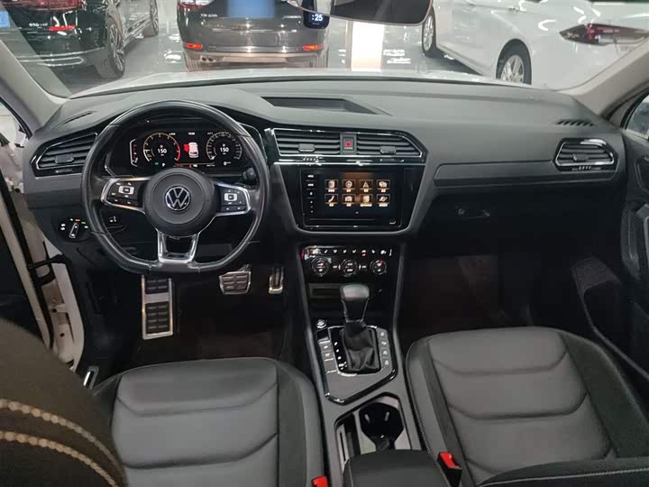 Фото 10 - Volkswagen Tiguan L Pro