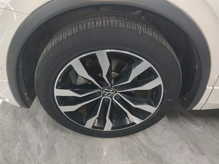 Фото 23 - Volkswagen Tiguan L Pro