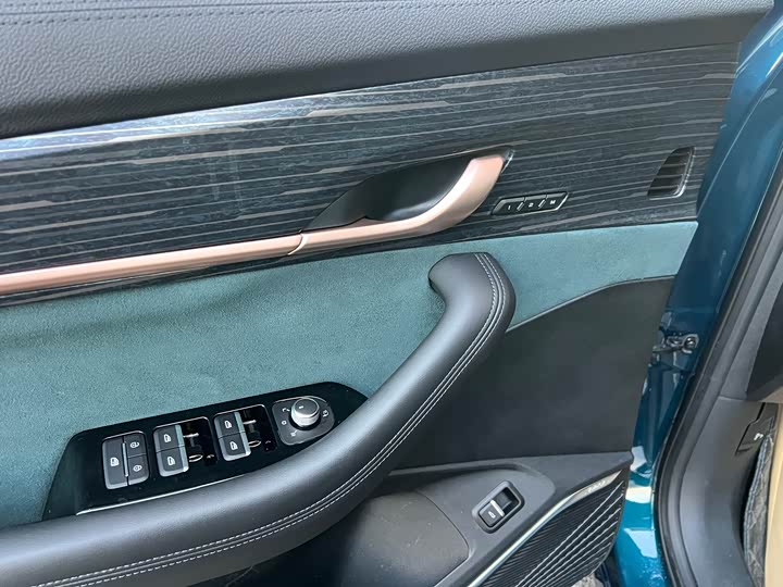 Фото 10 - Geely Monjaro