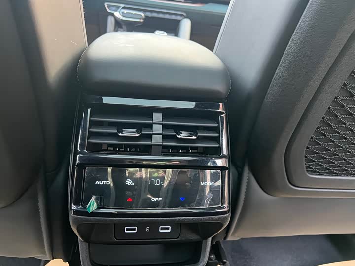 Фото 13 - Geely Monjaro