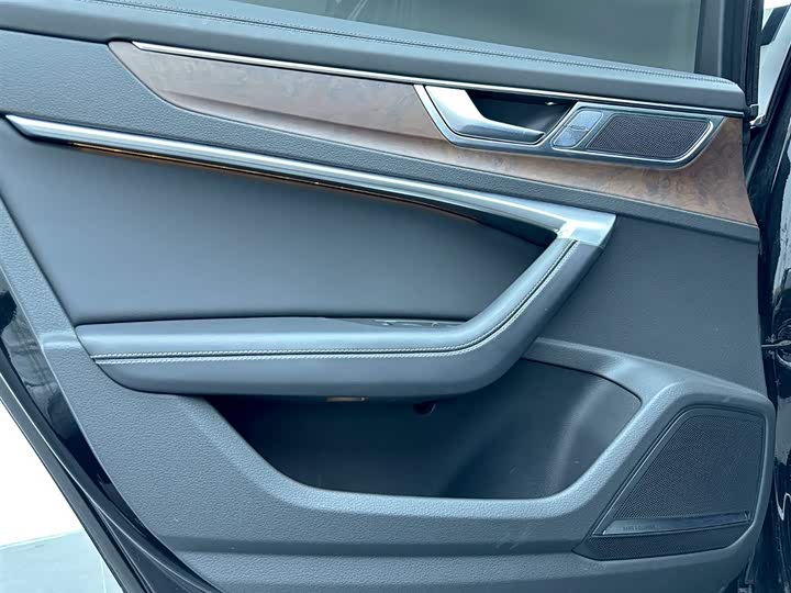 Фото 12 - Audi A6L