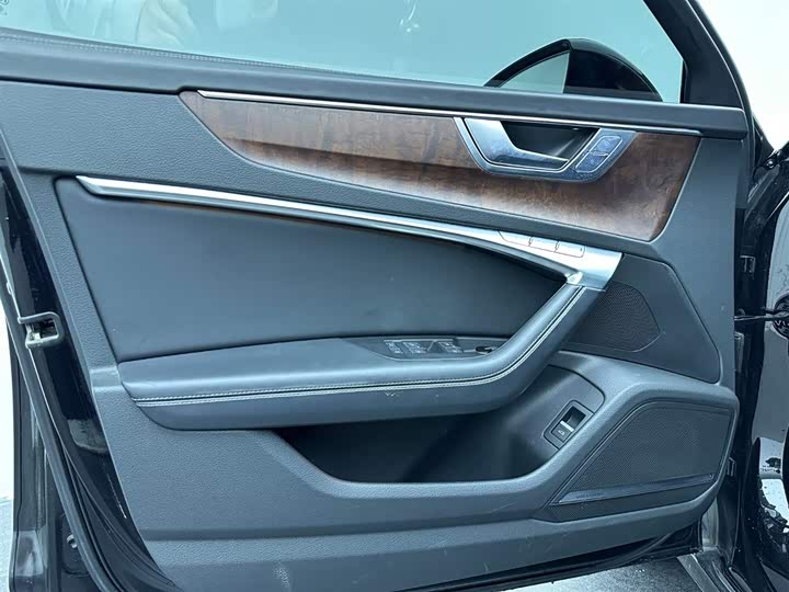 Фото 6 - Audi A6L