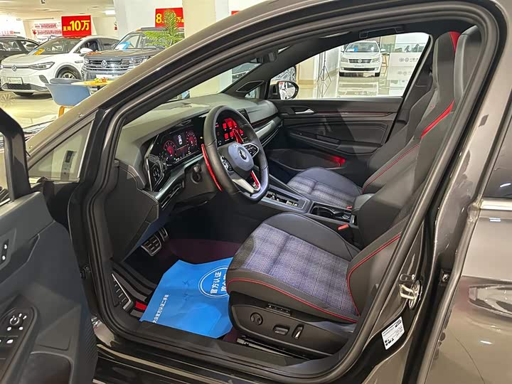 Фото 30 - Volkswagen Golf GTI