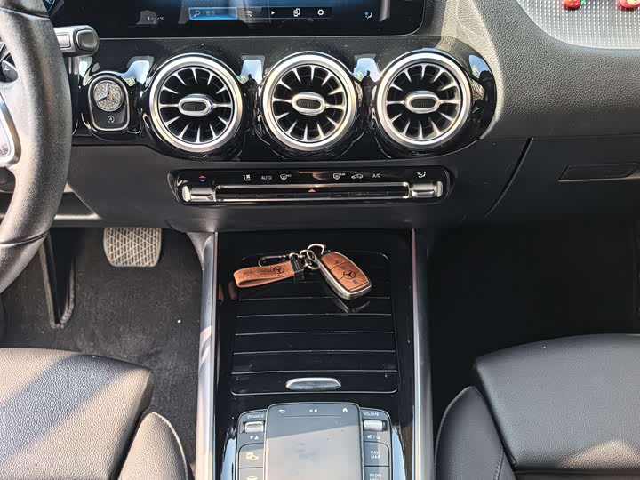 Фото 10 - Mercedes-Benz GLA-Class