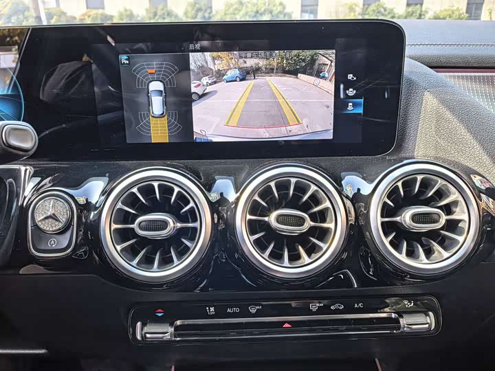 Фото 11 - Mercedes-Benz GLA-Class