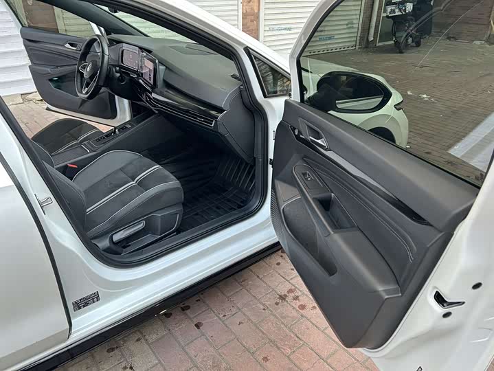 Фото 16 - Volkswagen Golf