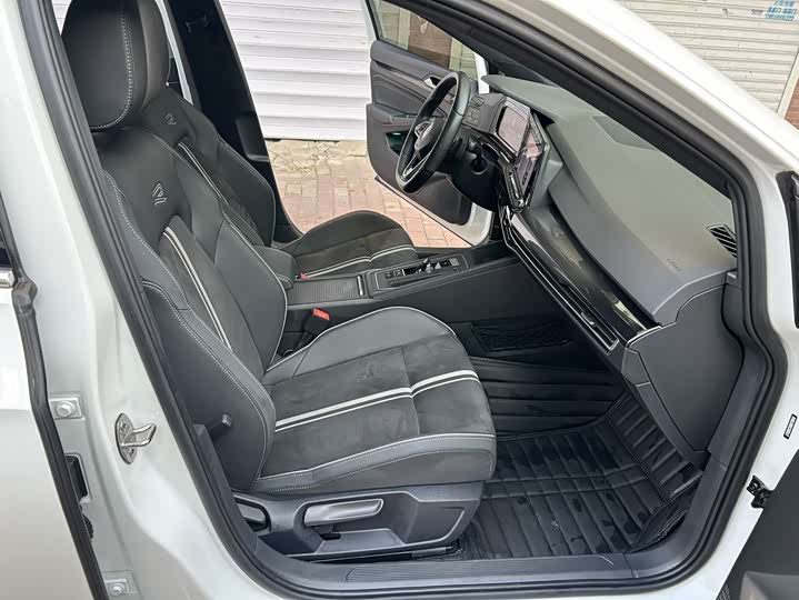 Фото 17 - Volkswagen Golf