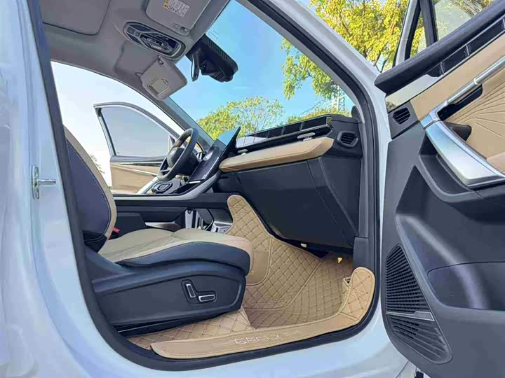 Фото 10 - Geely Atlas L